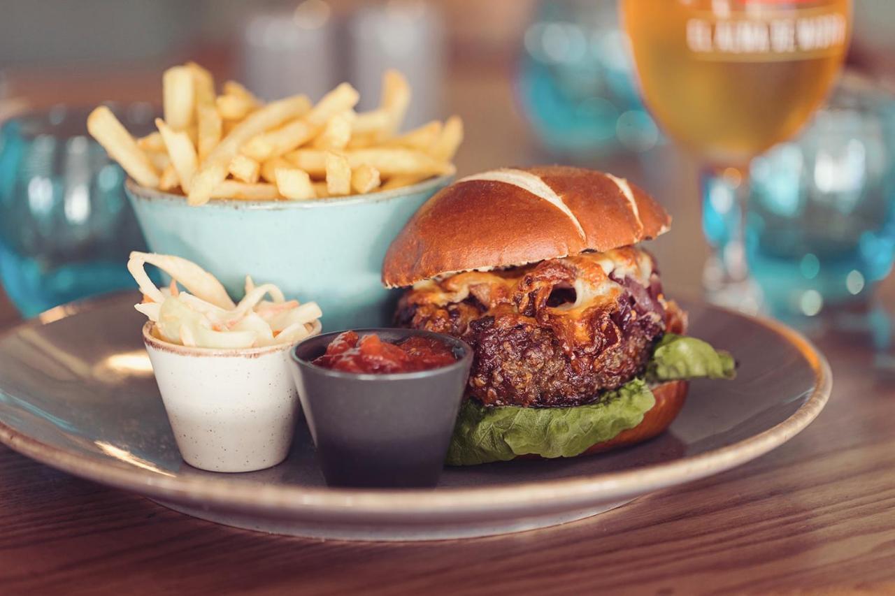 Longlands Inn & Cottages Carnforth Eksteriør bilde A burger at the restaurant