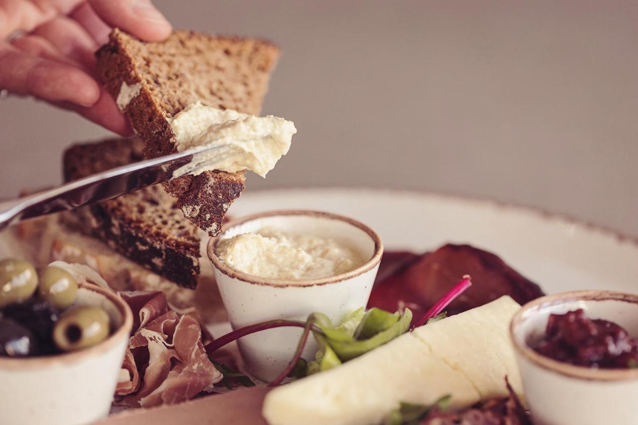 Longlands Inn & Cottages Carnforth Eksteriør bilde A cheese board