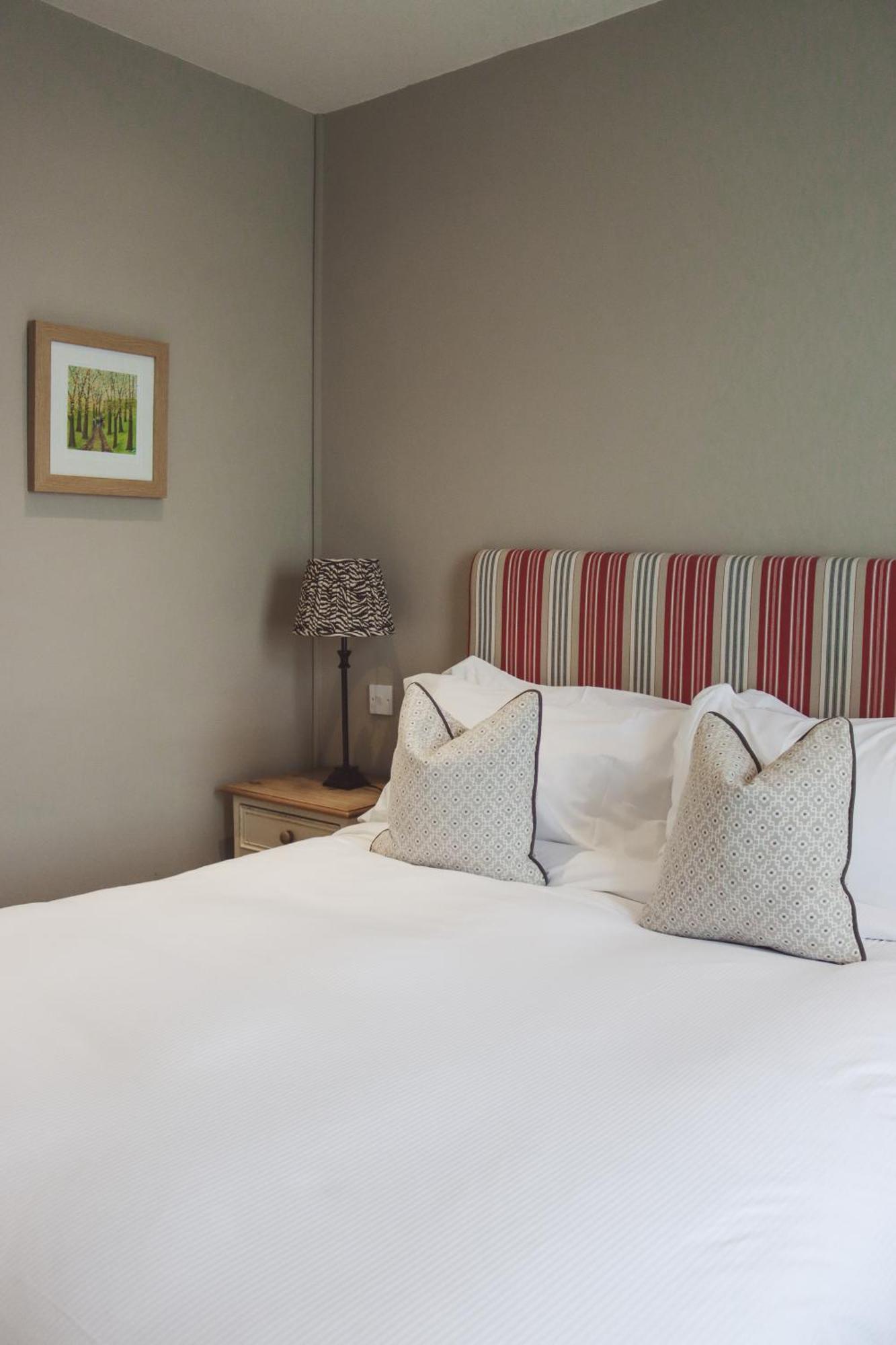 Longlands Inn & Cottages Carnforth Eksteriør bilde A bedroom at The Old Inn
