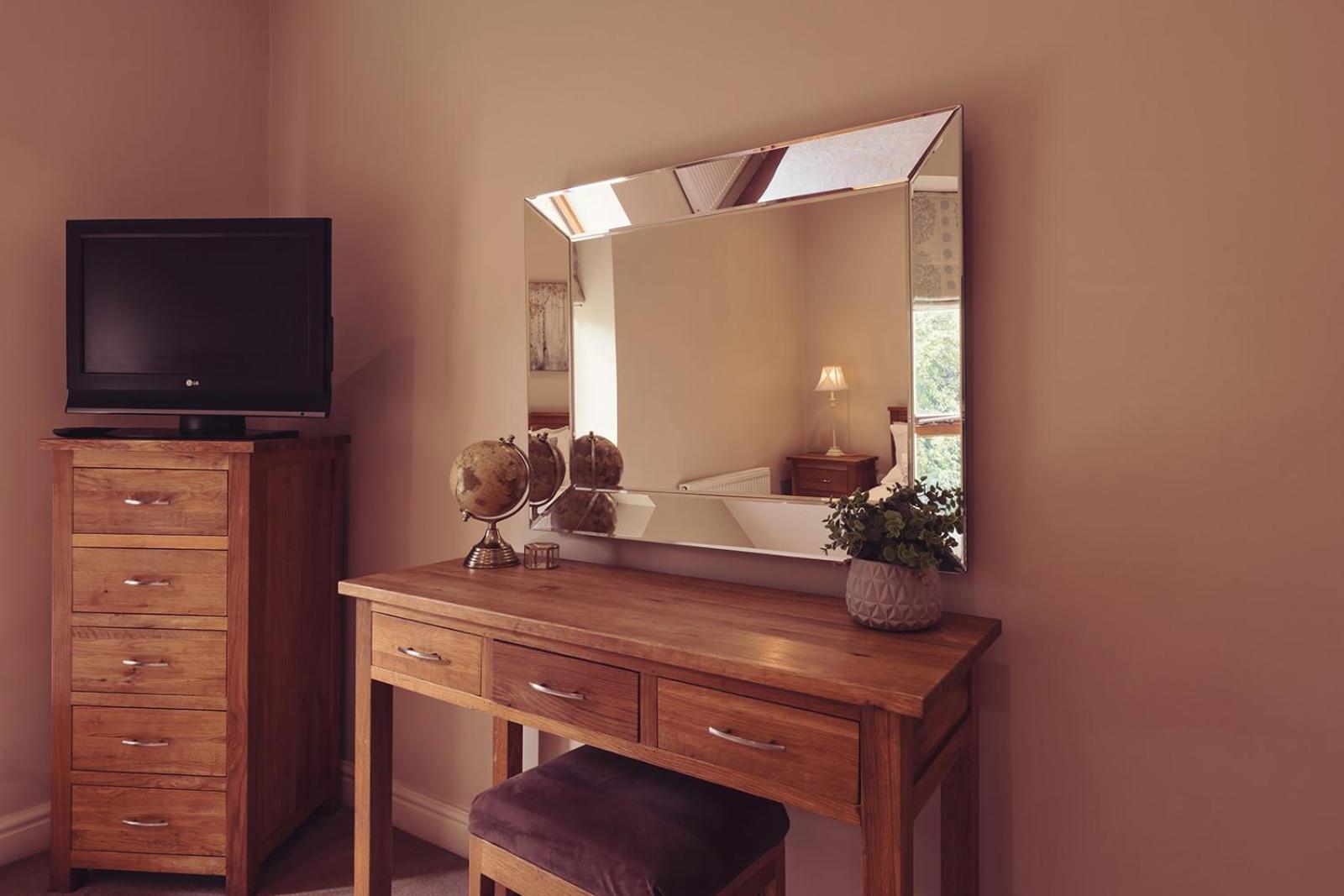 Longlands Inn & Cottages Carnforth Eksteriør bilde A dressing table with a mirror