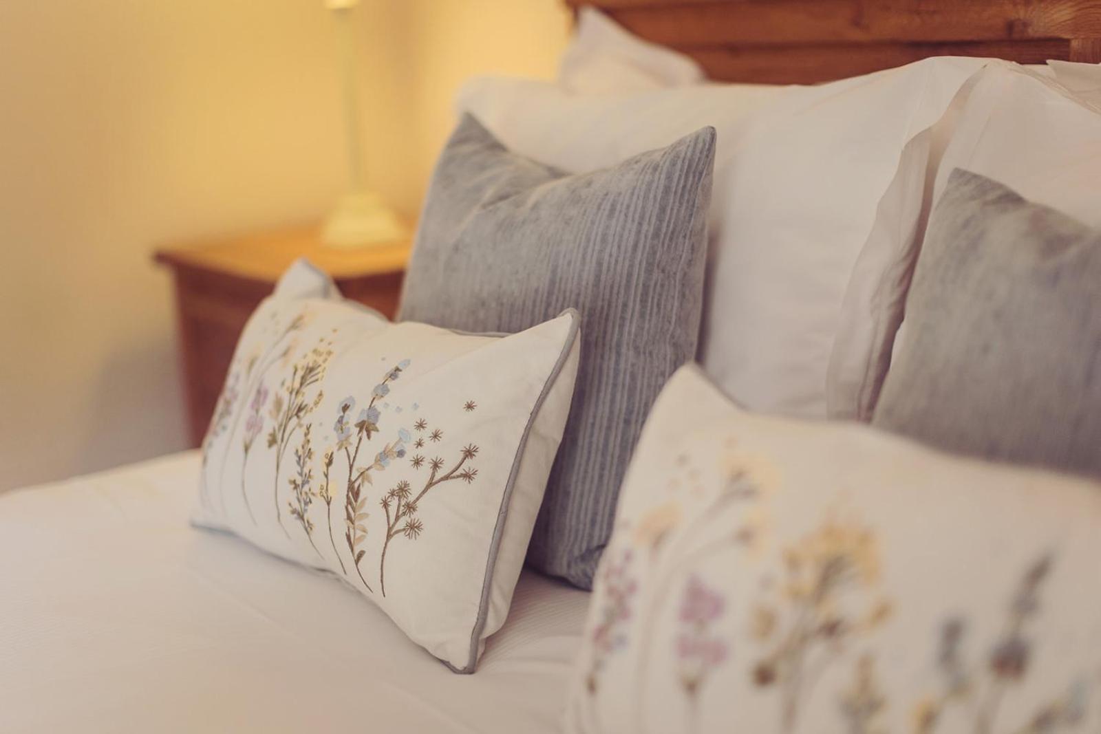 Longlands Inn & Cottages Carnforth Eksteriør bilde Pillows on a bed