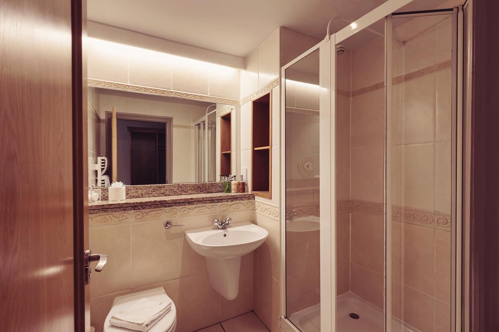 Longlands Inn & Cottages Carnforth Eksteriør bilde A typical bathroom in a hotel