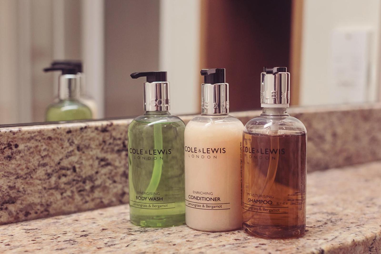 Longlands Inn & Cottages Carnforth Eksteriør bilde Soap, shampoo and body wash