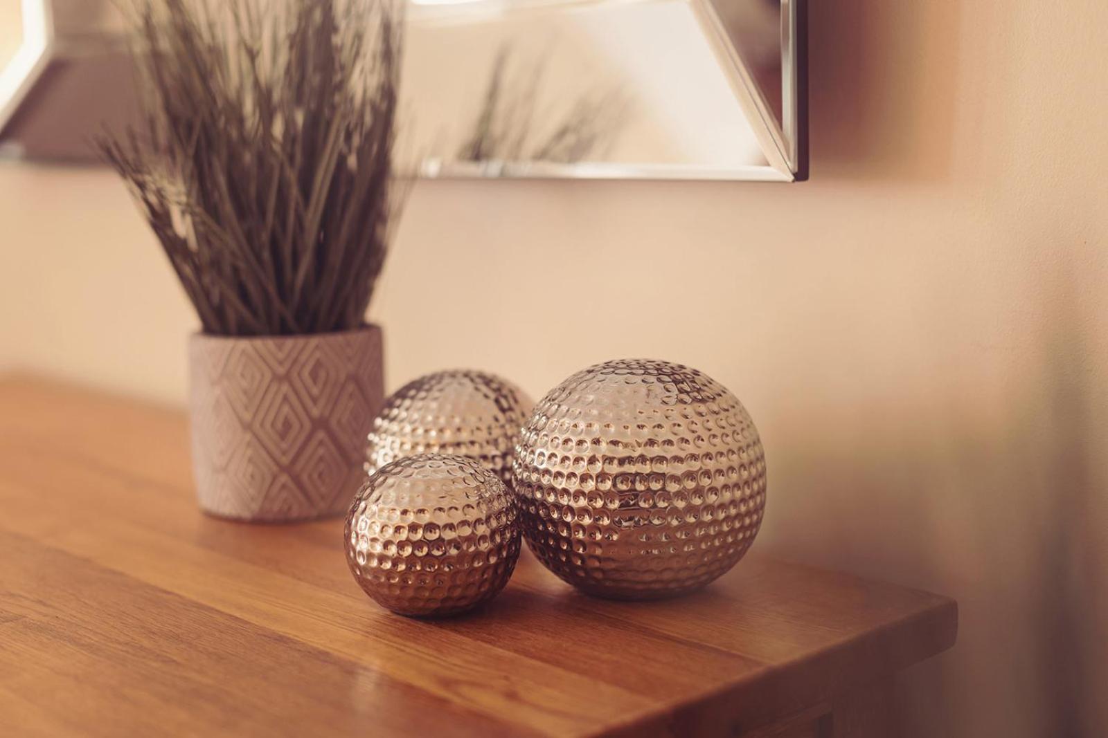 Longlands Inn & Cottages Carnforth Eksteriør bilde Orbs on a table