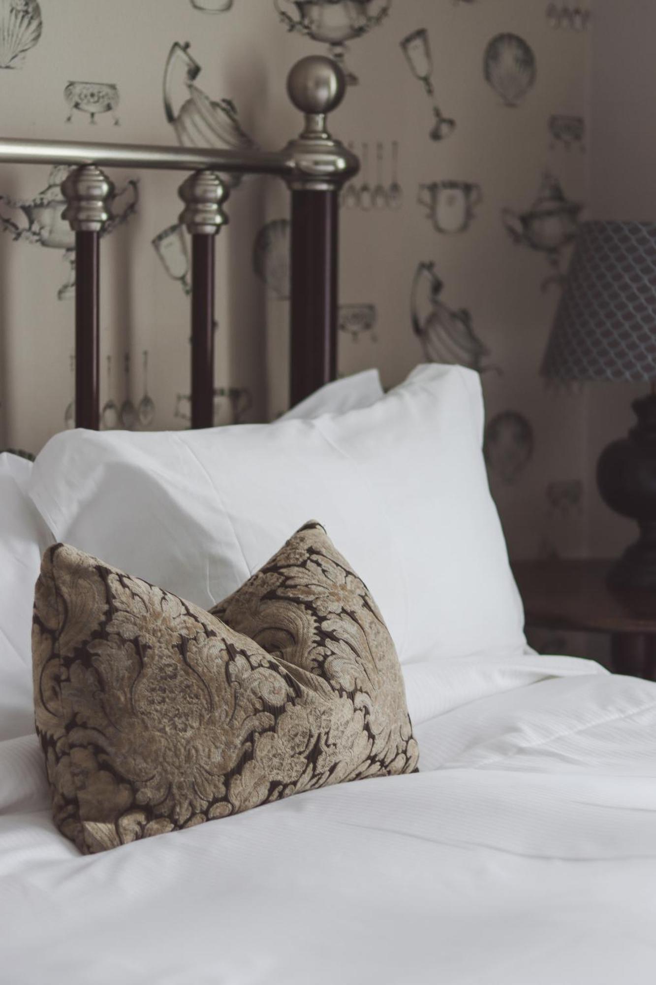 Longlands Inn & Cottages Carnforth Eksteriør bilde A bed with pillows