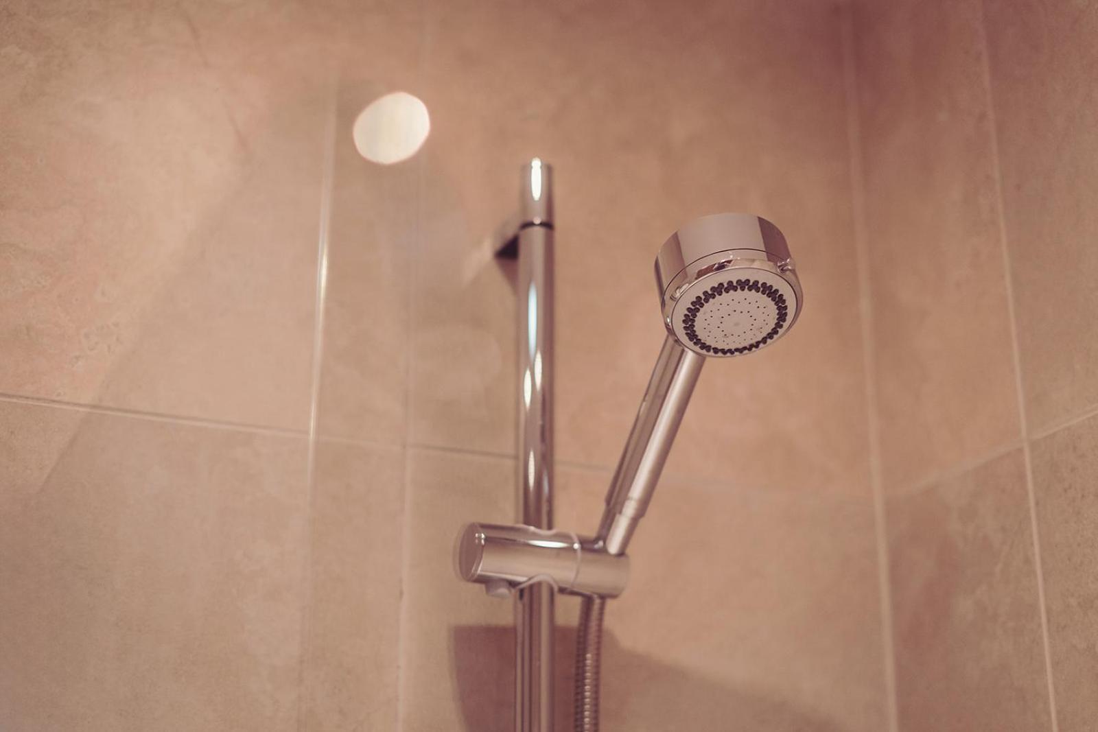 Longlands Inn & Cottages Carnforth Eksteriør bilde A shower head