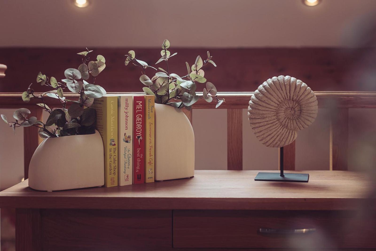 Longlands Inn & Cottages Carnforth Eksteriør bilde A 3D rendering of a bookshelf