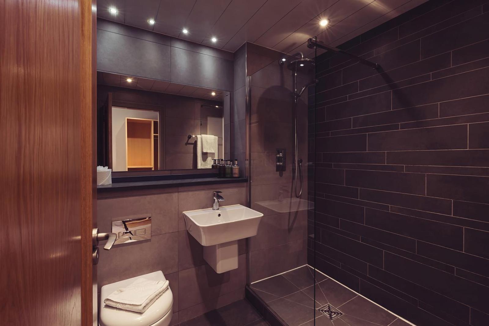 Longlands Inn & Cottages Carnforth Eksteriør bilde A wet room