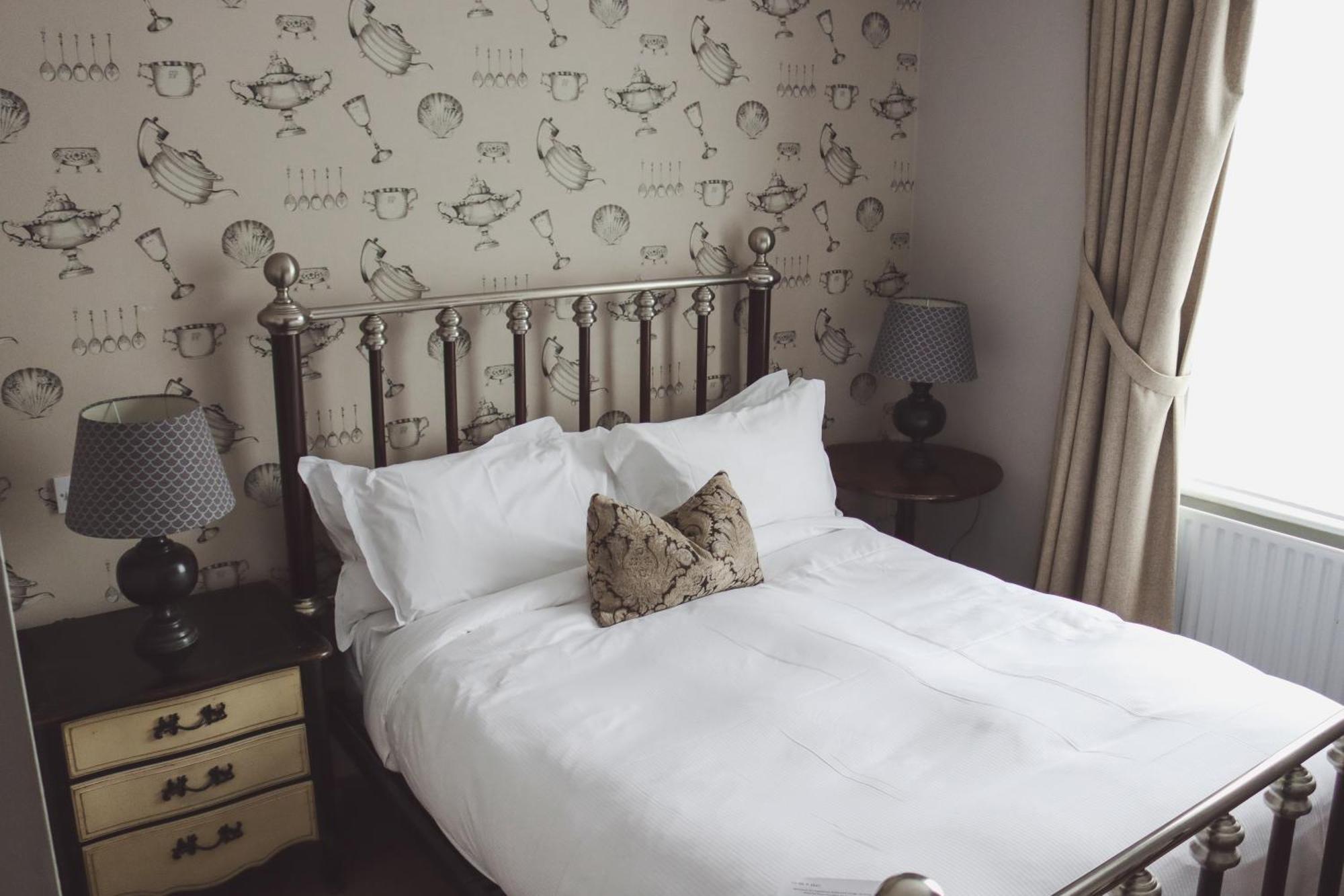 Longlands Inn & Cottages Carnforth Eksteriør bilde A bedroom at the hotel