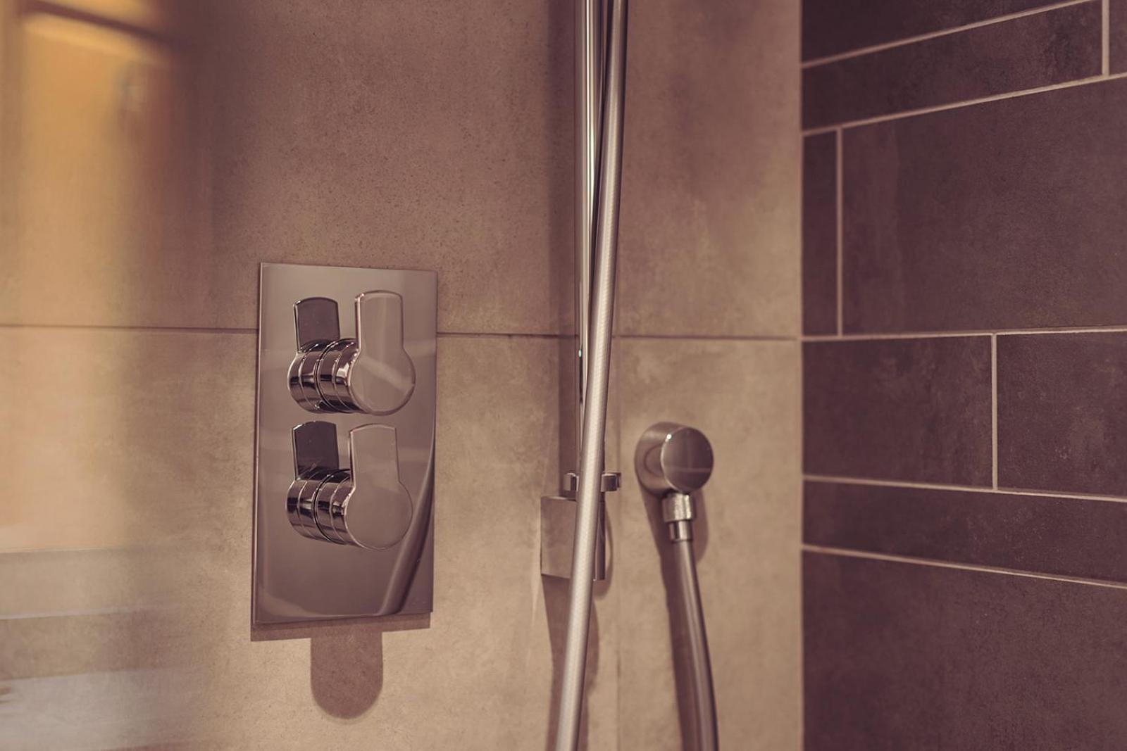Longlands Inn & Cottages Carnforth Eksteriør bilde A shower