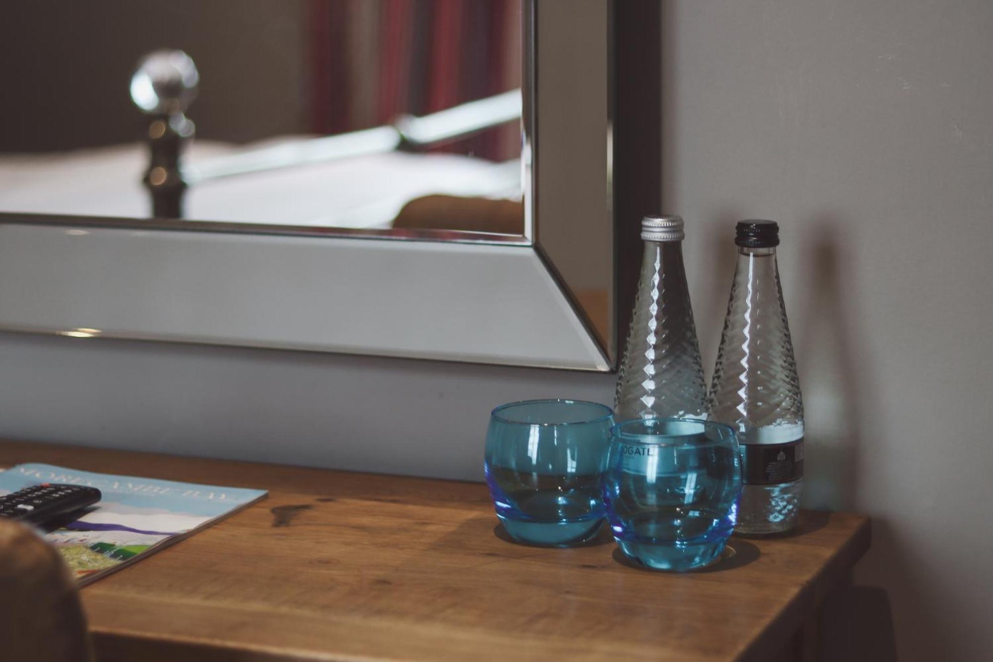 Longlands Inn & Cottages Carnforth Eksteriør bilde Bottled water in a hotel room