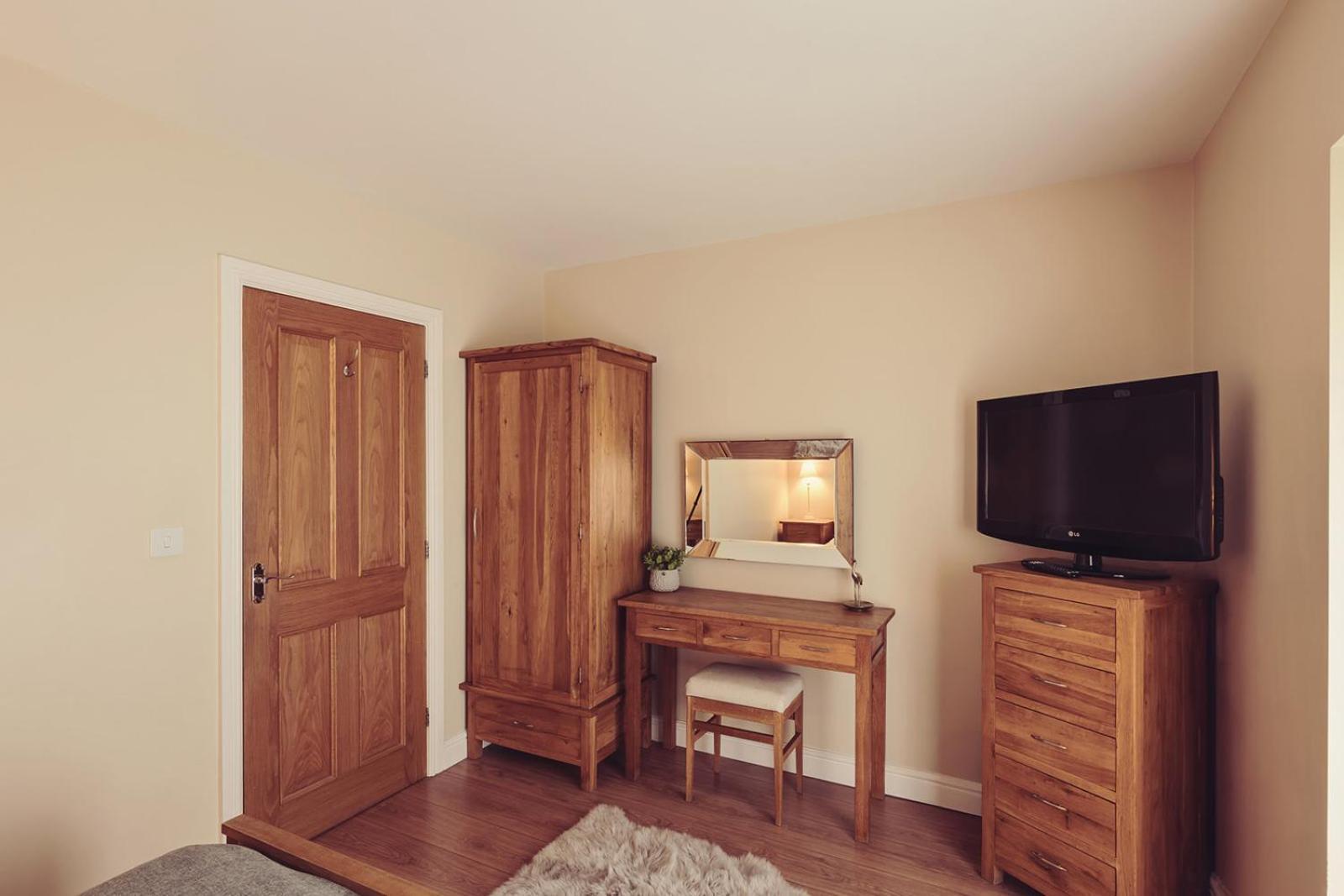 Longlands Inn & Cottages Carnforth Eksteriør bilde Oak bedroom furniture