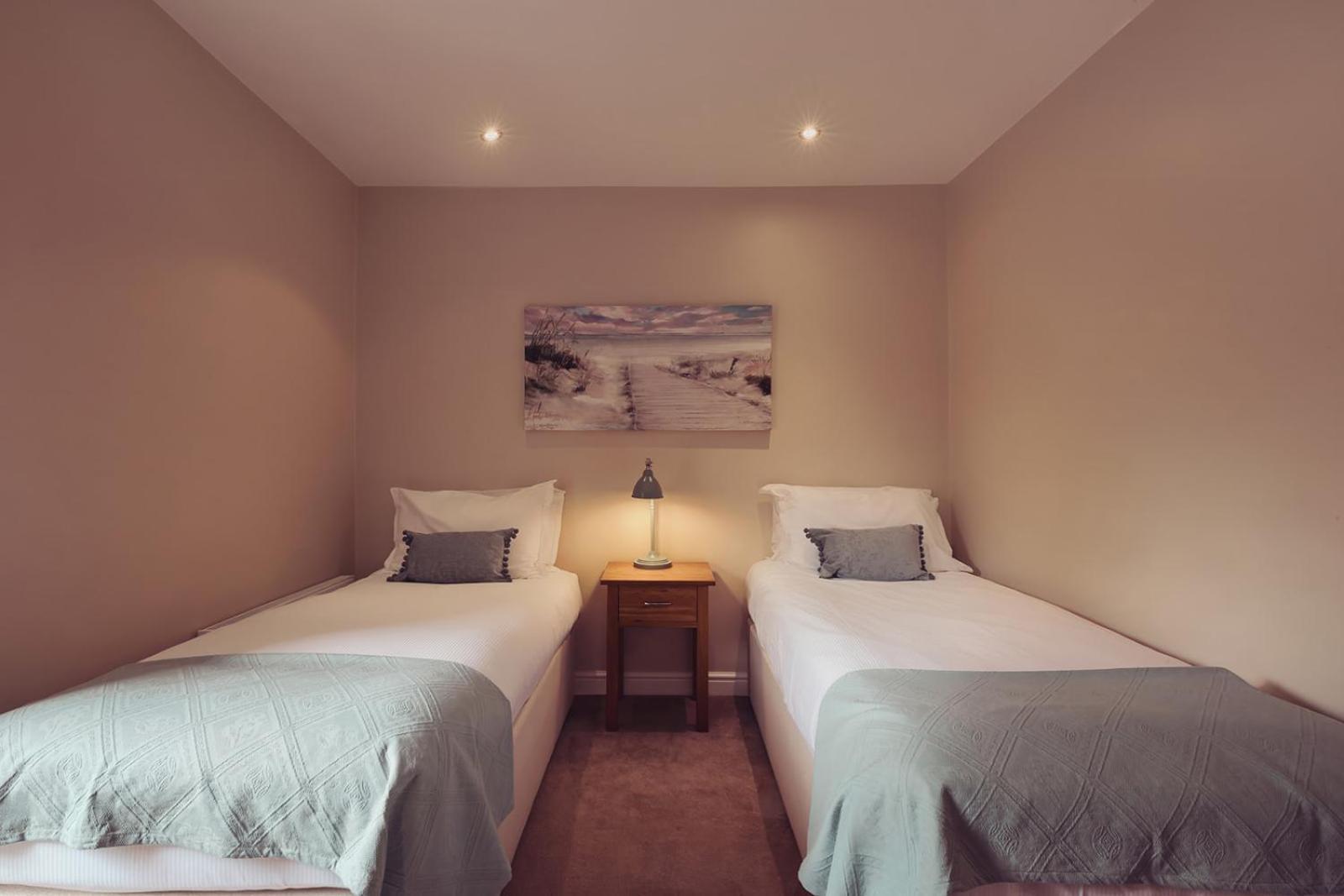 Longlands Inn & Cottages Carnforth Eksteriør bilde A twin bedroom