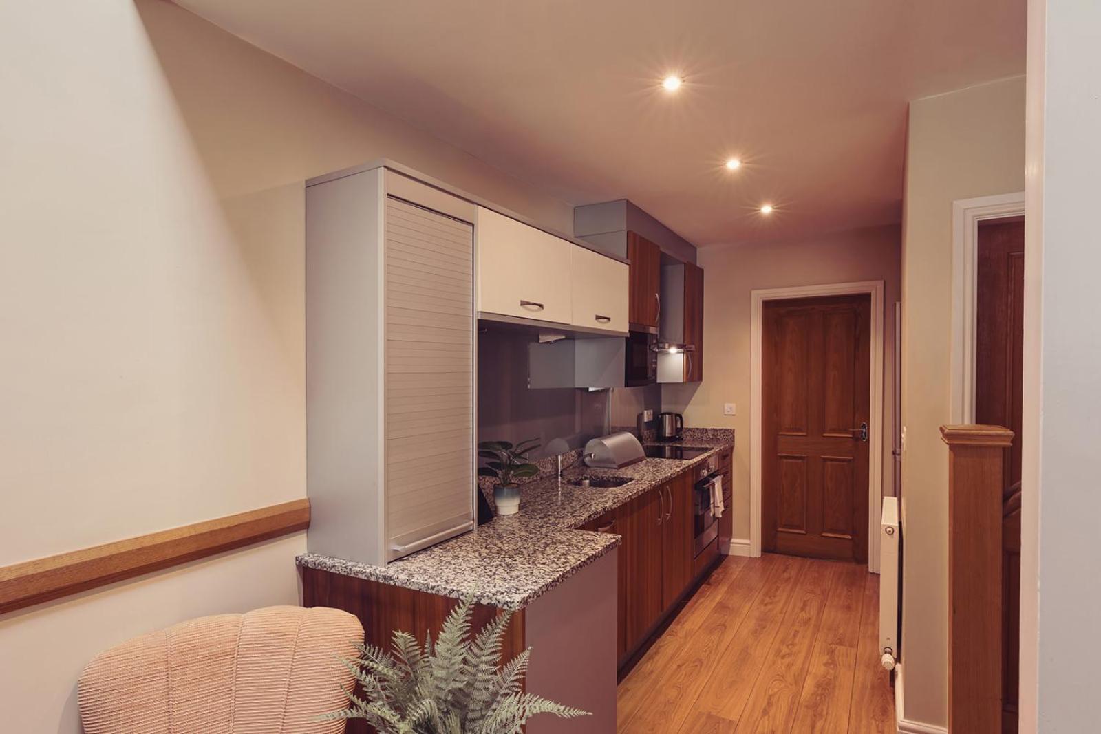 Longlands Inn & Cottages Carnforth Eksteriør bilde A typical studio apartment