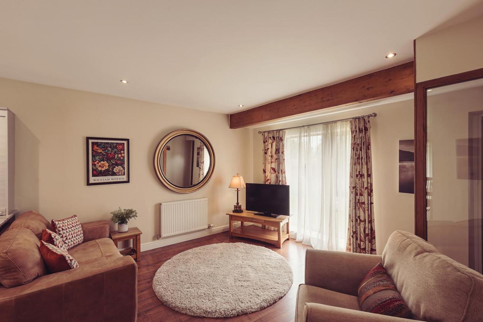 Longlands Inn & Cottages Carnforth Eksteriør bilde A living room in a typical apartment