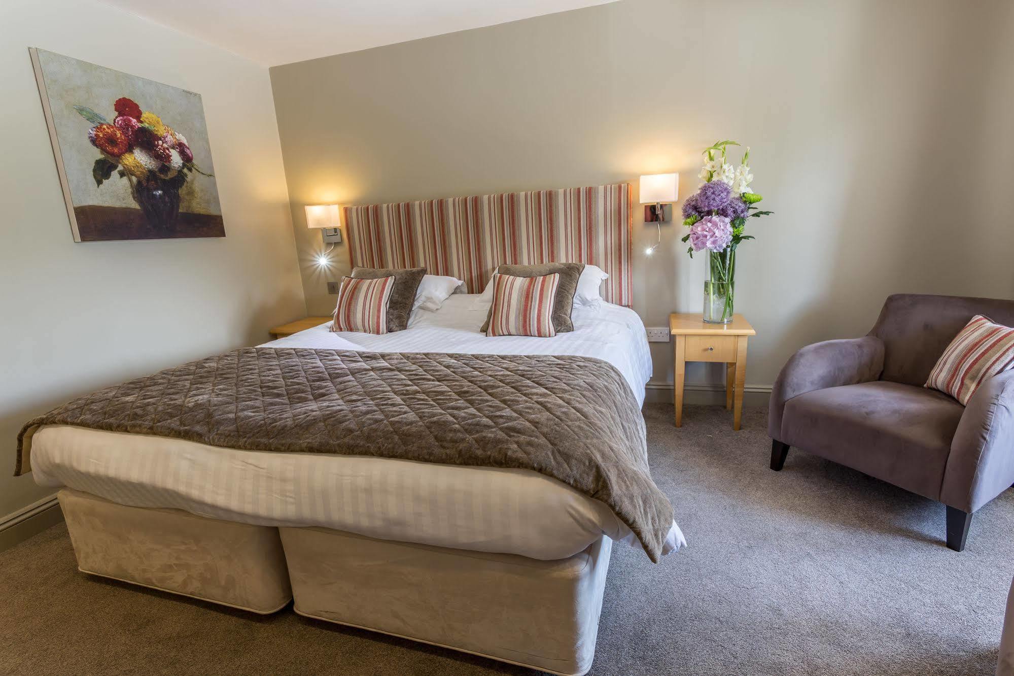 Longlands Inn & Cottages Carnforth Eksteriør bilde A bedroom at the hotel